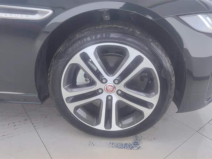 Фото 6 - Jaguar XE L