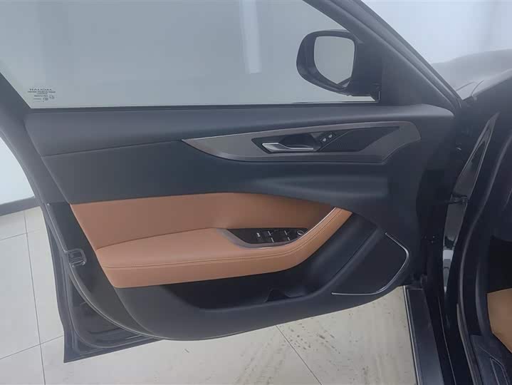 Фото 7 - Jaguar XE L