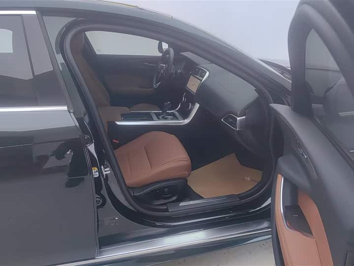 Фото 8 - Jaguar XE L