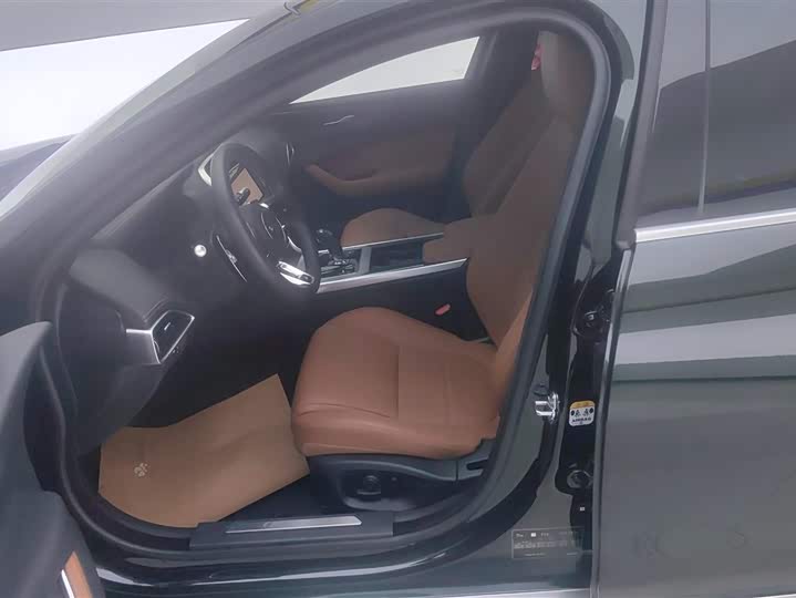 Фото 9 - Jaguar XE L