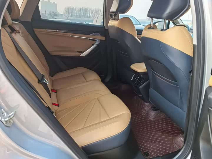 Фото 6 - Geely Atlas L