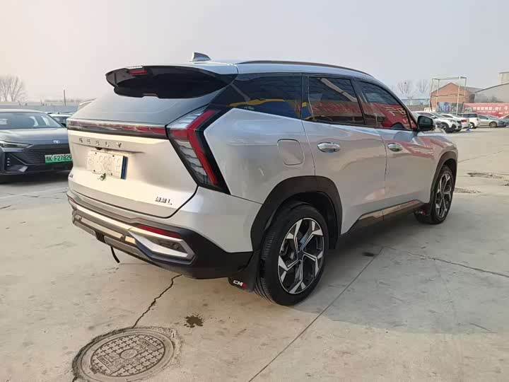 Фото 8 - Geely Atlas L