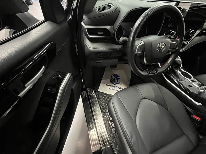 Фото 10 - Toyota Highlander