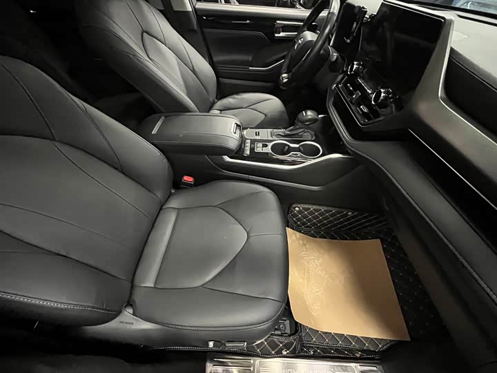 Фото 13 - Toyota Highlander