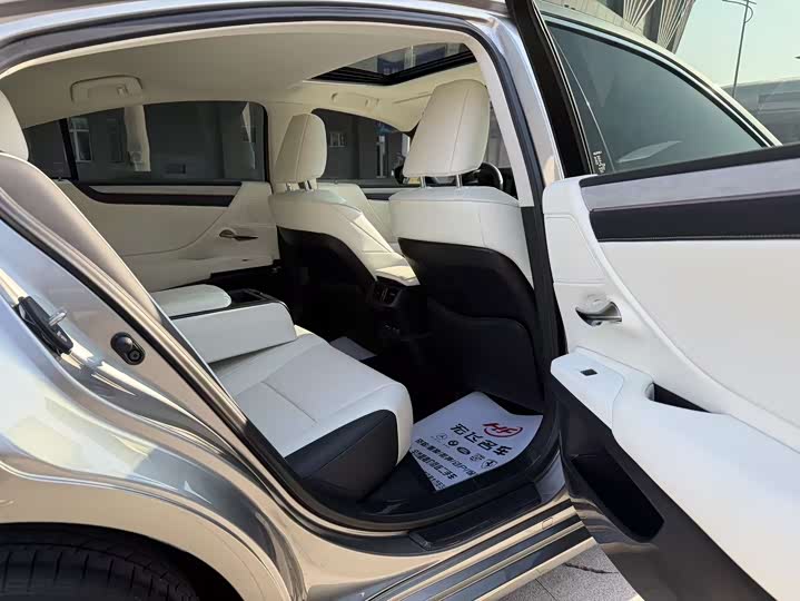 Фото 12 - Lexus ES