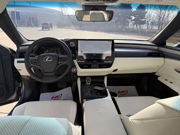 Фото 14 - Lexus ES