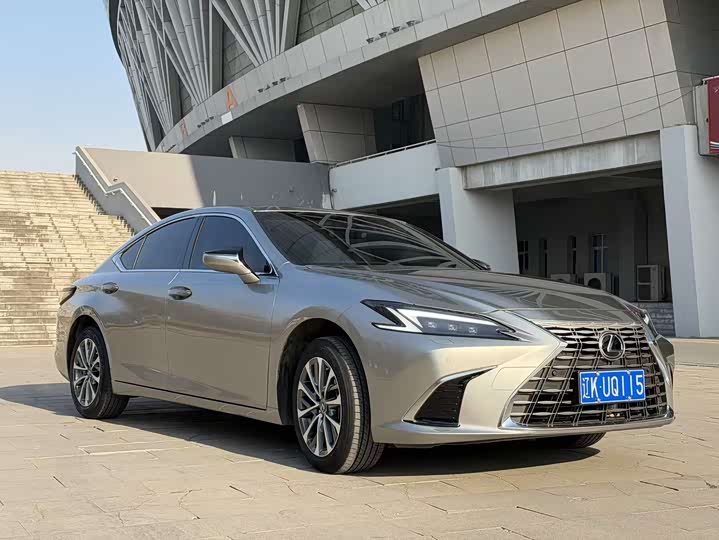 Фото 3 - Lexus ES