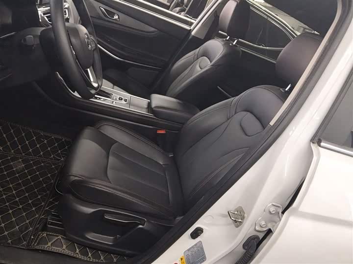 Фото 14 - Changan CS75