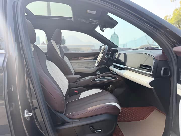 Фото 10 - Geely Monjaro