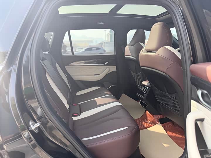 Фото 12 - Geely Monjaro