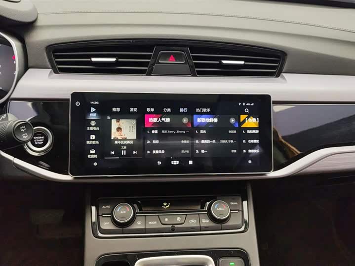 Фото 13 - Geely Atlas