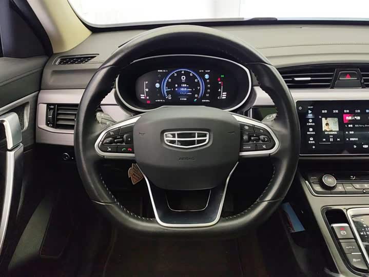 Фото 15 - Geely Atlas