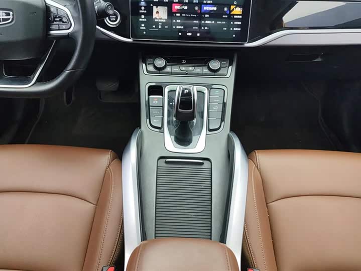 Фото 16 - Geely Atlas