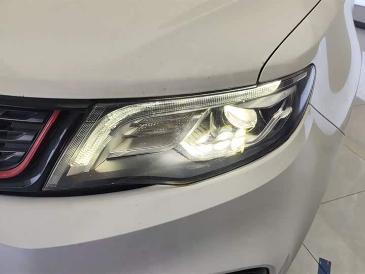 Фото 5 - Geely Atlas