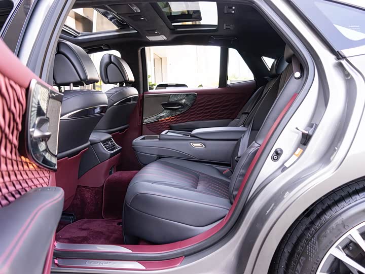 Фото 10 - Lexus LS