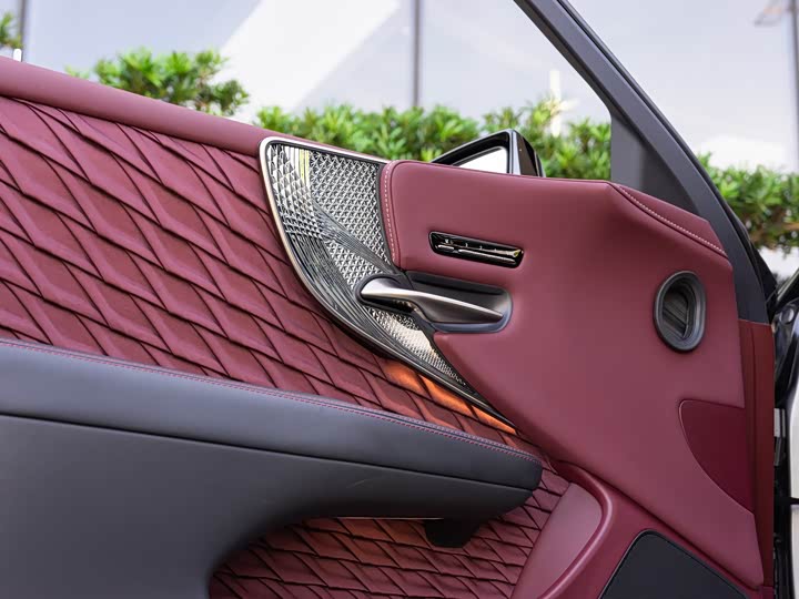 Фото 17 - Lexus LS