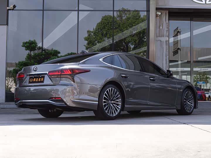 Фото 3 - Lexus LS