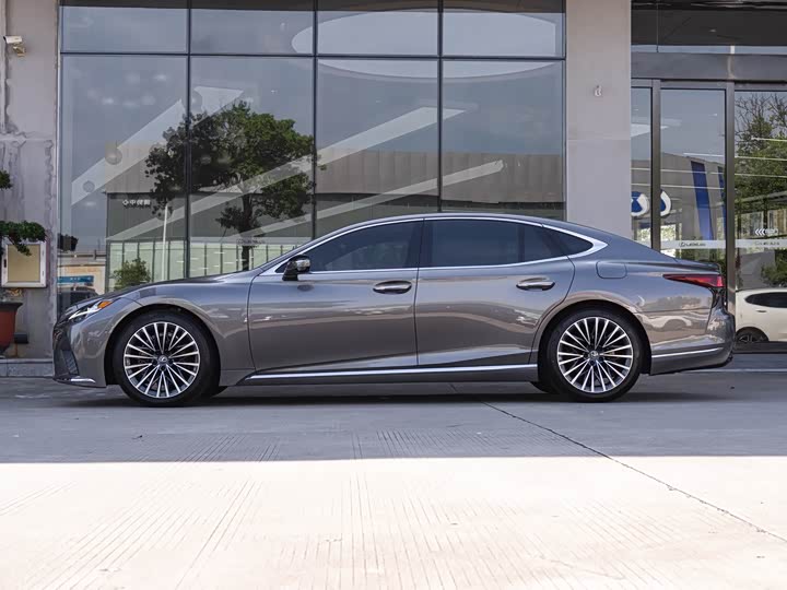 Фото 4 - Lexus LS