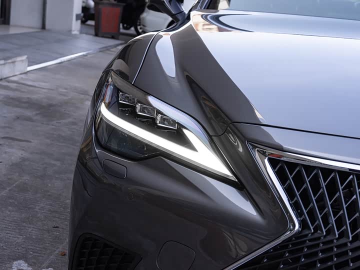 Фото 6 - Lexus LS