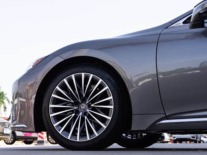 Фото 8 - Lexus LS