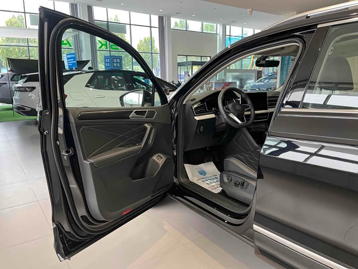 Фото 12 - Volkswagen Tiguan L Hybrid