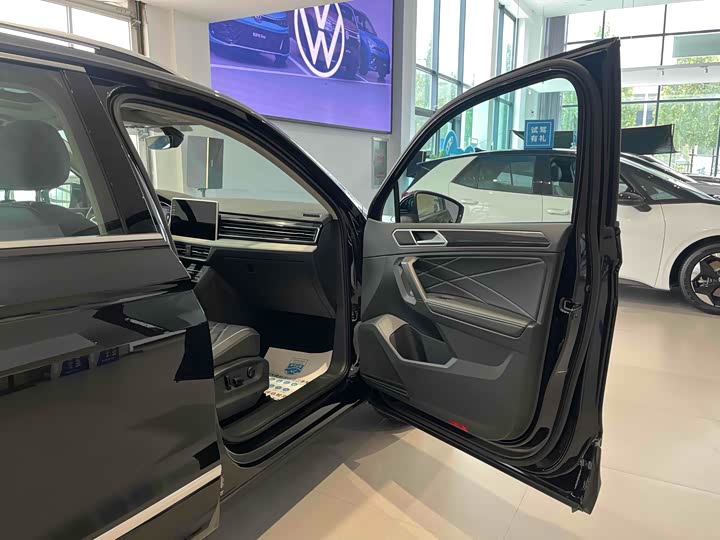 Фото 16 - Volkswagen Tiguan L Hybrid