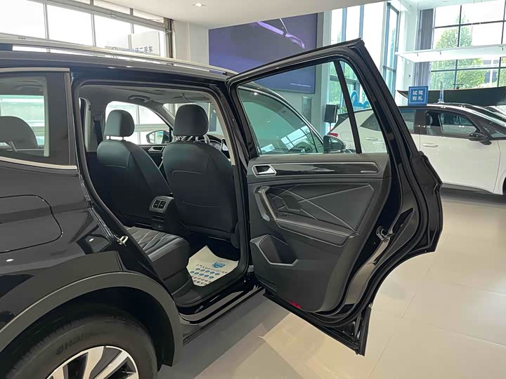 Фото 18 - Volkswagen Tiguan L Hybrid