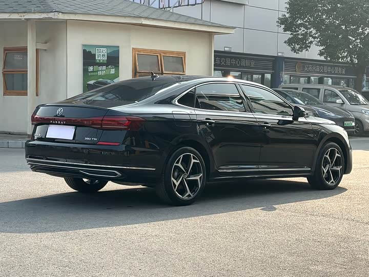 Фото 12 - Volkswagen Passat