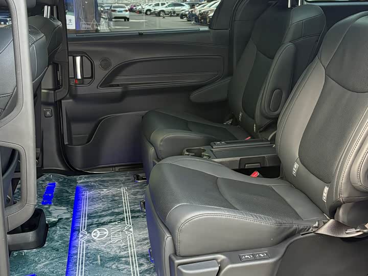 Фото 10 - Toyota Granvia