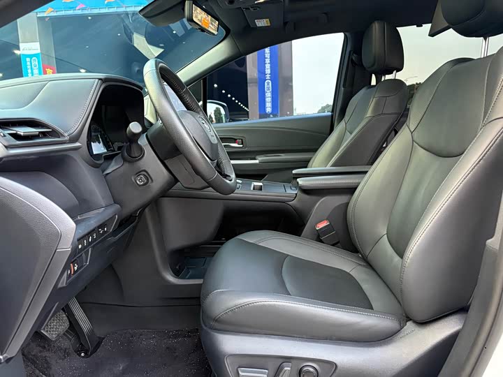 Фото 12 - Toyota Granvia