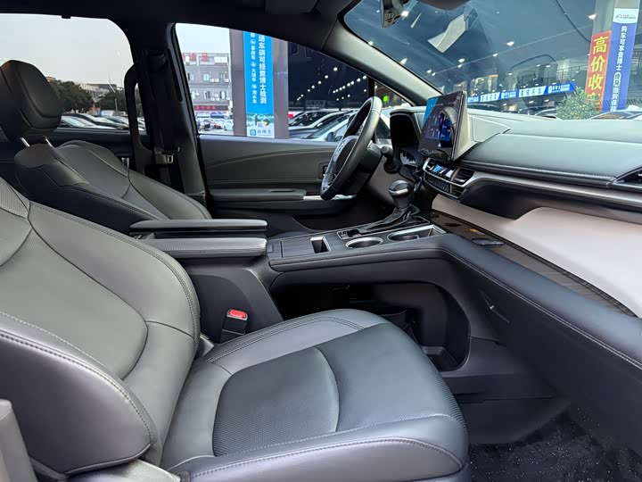 Фото 13 - Toyota Granvia