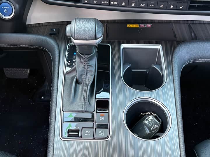 Фото 14 - Toyota Granvia