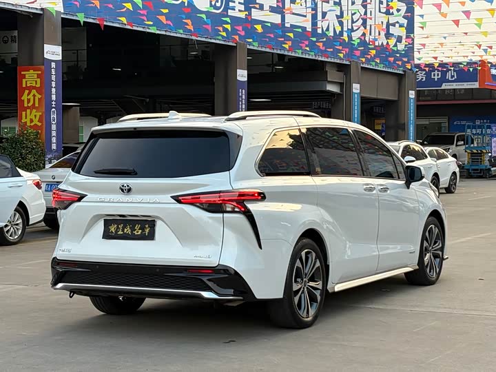 Фото 22 - Toyota Granvia