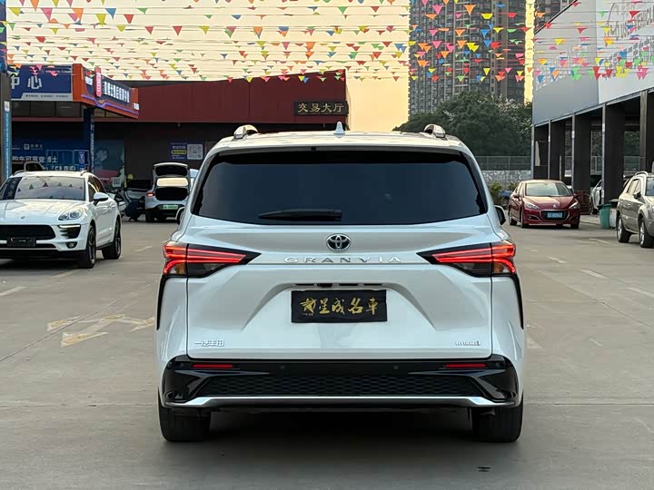 Фото 23 - Toyota Granvia