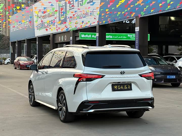 Фото 24 - Toyota Granvia