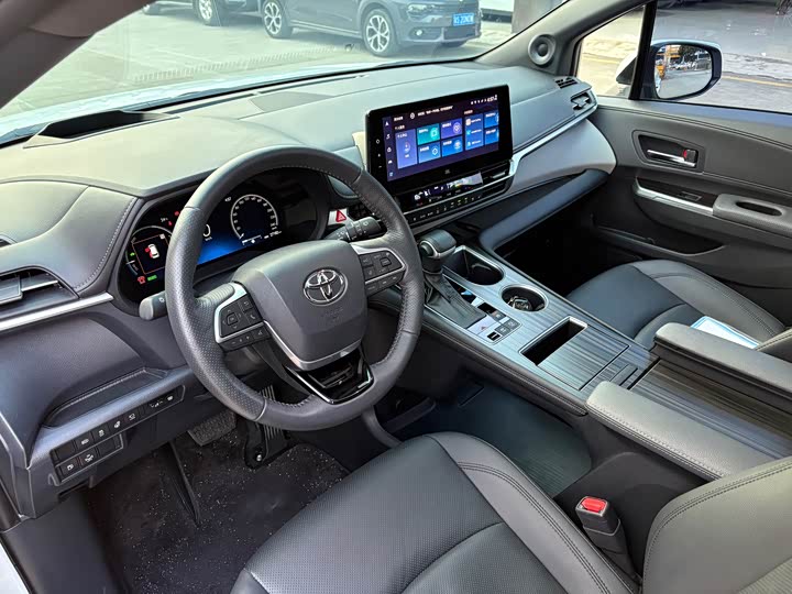 Фото 9 - Toyota Granvia