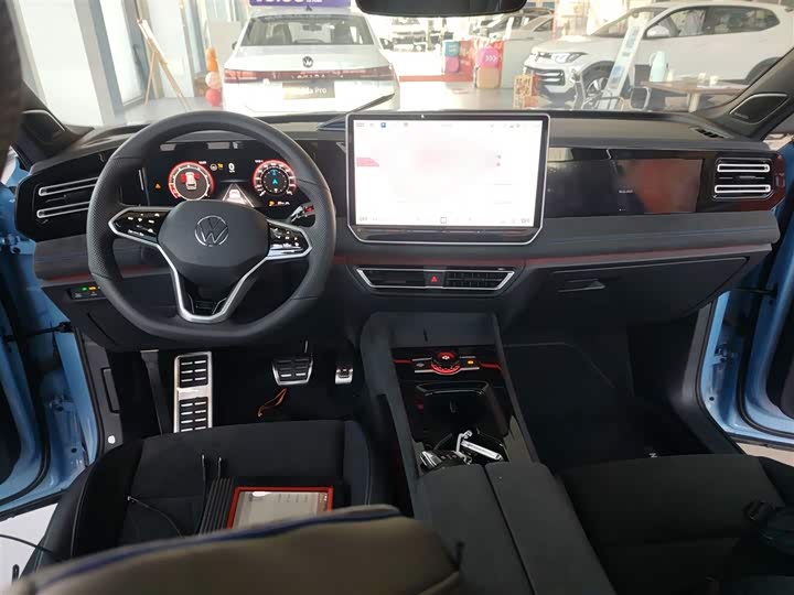 Фото 10 - Volkswagen Tiguan L Pro