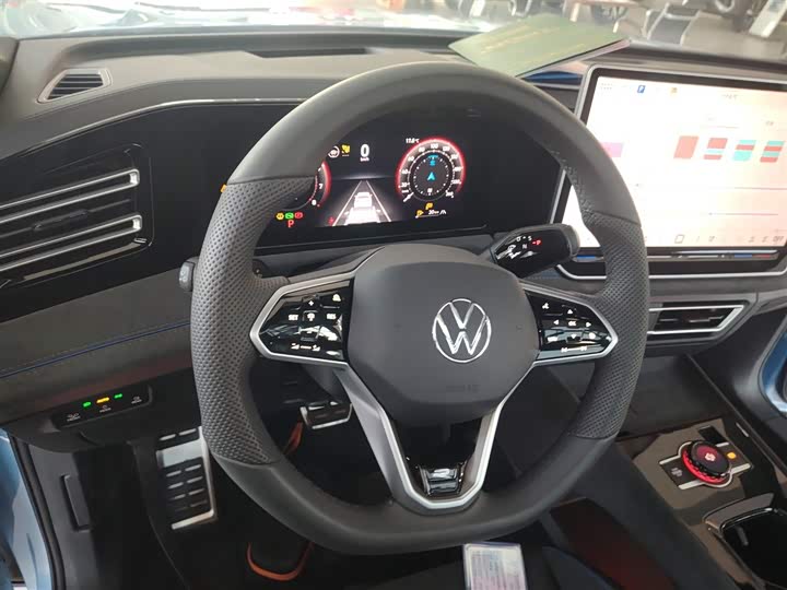 Фото 11 - Volkswagen Tiguan L Pro