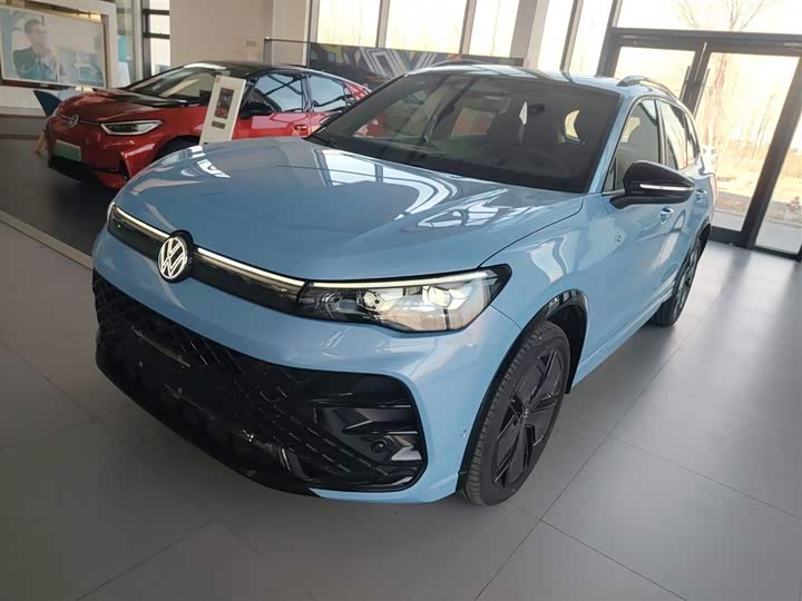 Фото 2 - Volkswagen Tiguan L Pro