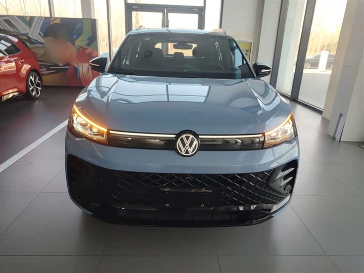 Фото 3 - Volkswagen Tiguan L Pro