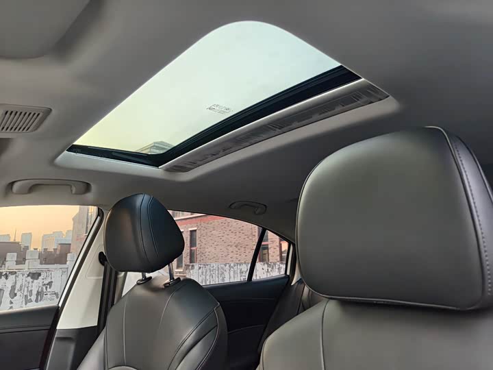 Фото 6 - Roewe i5