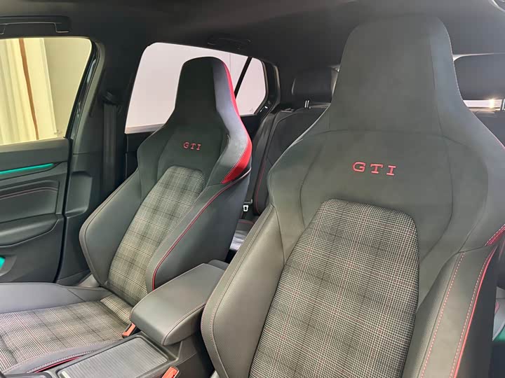 Фото 10 - Volkswagen Golf GTI