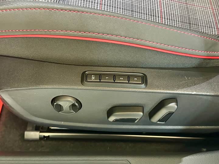 Фото 12 - Volkswagen Golf GTI