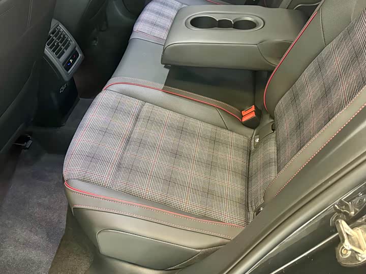 Фото 20 - Volkswagen Golf GTI