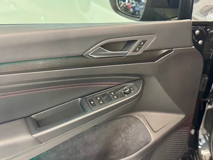 Фото 8 - Volkswagen Golf GTI