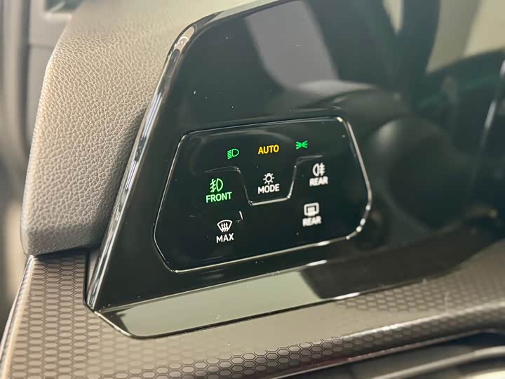 Фото 9 - Volkswagen Golf GTI