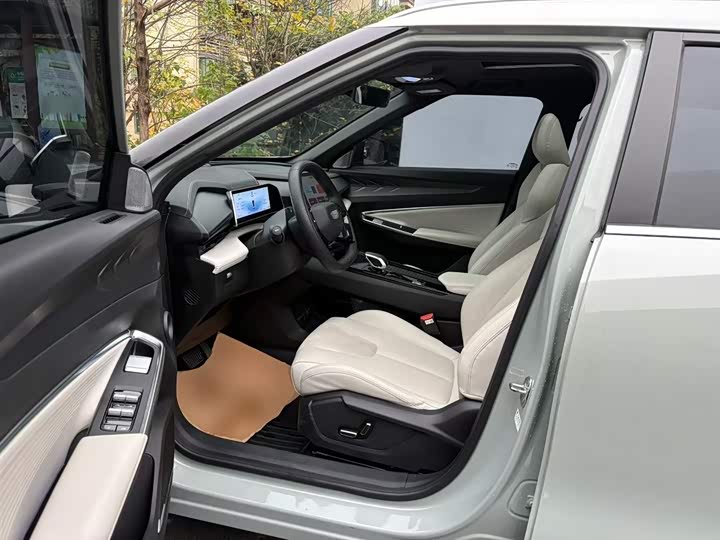 Фото 16 - Geely Atlas