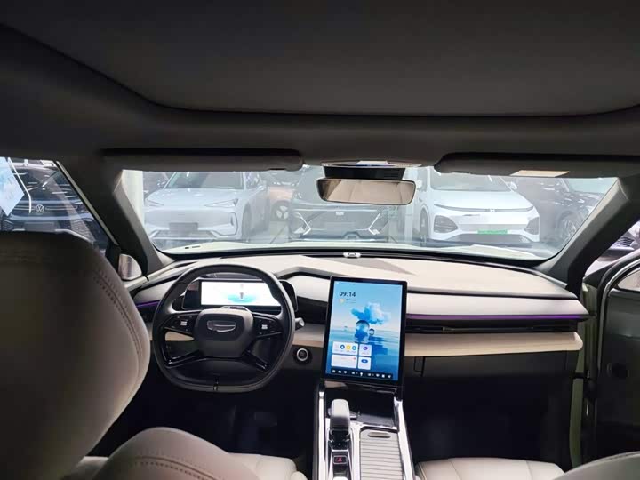 Фото 18 - Geely Atlas