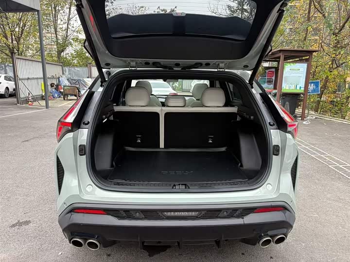 Фото 19 - Geely Atlas