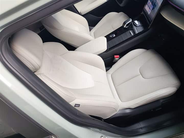 Фото 25 - Geely Atlas